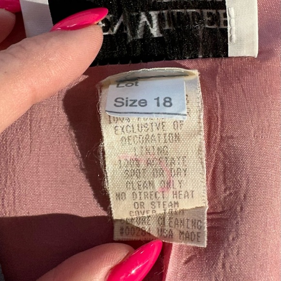 Does have a couple of small stains, needs to be cleaned - Picture 16 of 16